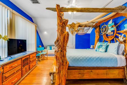 een slaapkamer met een bed gemaakt van hout bij Lakeside House in Austin