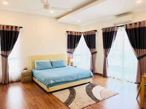 a bedroom with a bed in a room with windows at Sofea Mutiara Homestay Ipoh in Ipoh