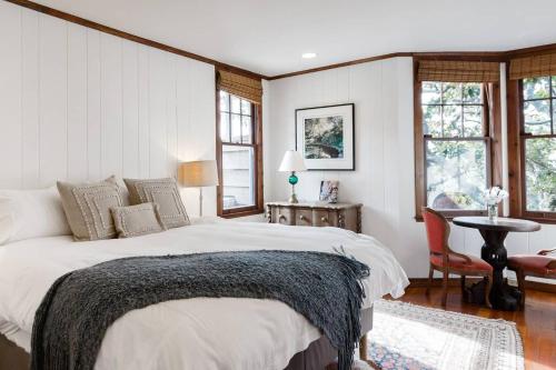 um quarto com uma cama e uma mesa com uma cadeira em The Lodge at Willow Camp em Stinson Beach