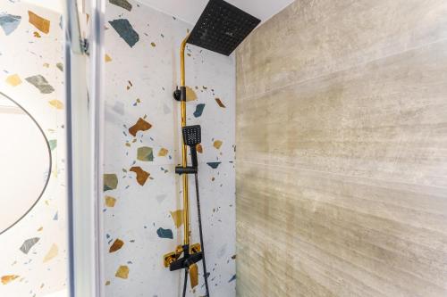 pared de escalada con ducha en una habitación en Apartament Westin House 303, en Kołobrzeg