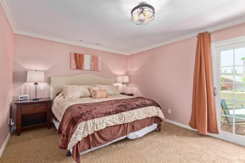 鳳凰城的住宿－Resort Style Living In Phoenix's Most Exclusive Gated Community!，一间卧室设有一张床和一个窗口
