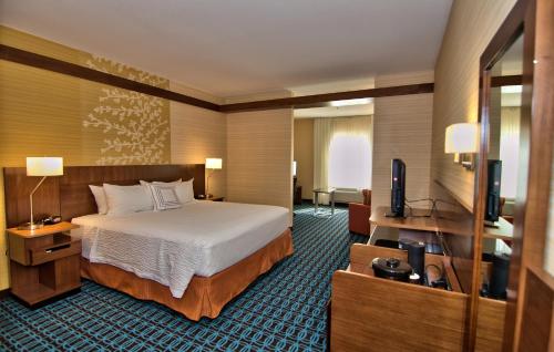 ein Hotelzimmer mit einem Bett und einem Flachbild-TV in der Unterkunft Fairfield Inn & Suites by Marriott Towanda Wysox in Towanda