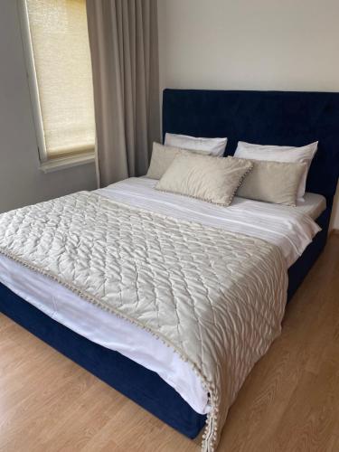 Кровать или кровати в номере Apartament Cozma
