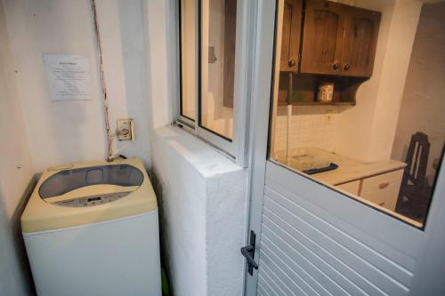 uma pequena casa de banho com um lavatório e uma janela em Apartamento único en el corazón de Montevideo em Montevidéu