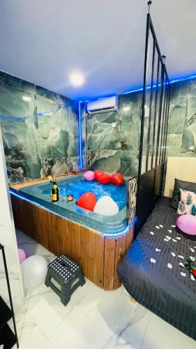 uma banheira de hidromassagem num quarto com um aquário em Spazen30 em Nîmes