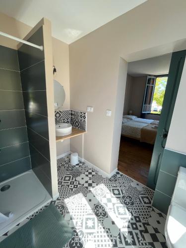 une salle de bain avec douche et lavabo dans l'établissement Le gîte du port canal, à Moissac