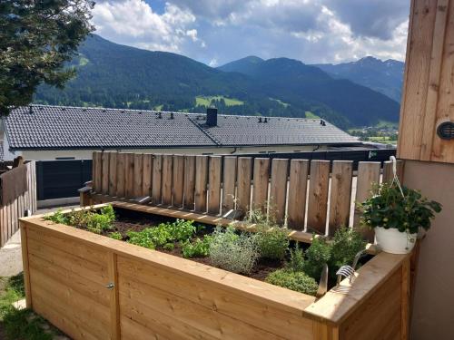 Ein allgemeiner Bergblick oder ein Berglick von des Aparthotels aus