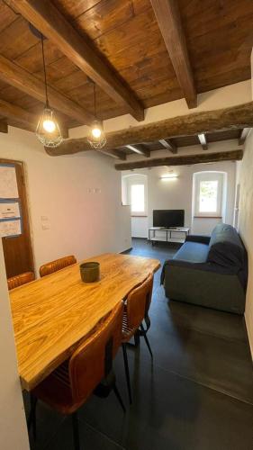- un salon avec une table en bois et un canapé dans l'établissement La Scuna Riomaggiore, à Riomaggiore