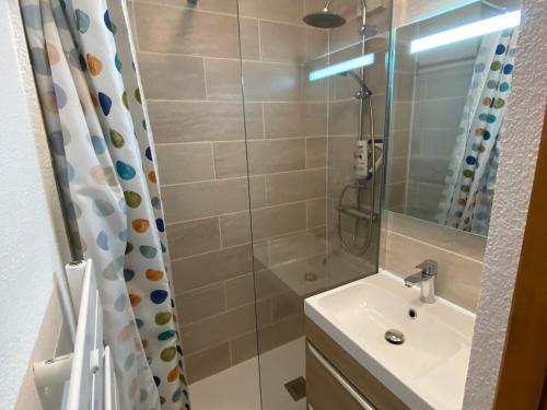 y baño con ducha, lavamanos y ducha. en Studio Châtel, 1 pièce, 4 personnes - FR-1-693-59, en Châtel