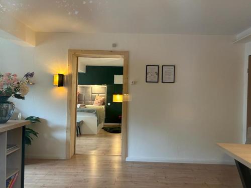 a room with a door leading to a bedroom at Appartement fliegender Hirsch in Bäk