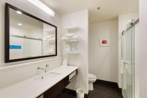莫里斯鎮的住宿－田納西州莫里斯敦81號州際公路漢普頓酒店，白色的浴室设有水槽和卫生间。