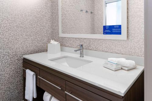 y baño con lavabo y espejo. en Home2 Suites By Hilton Buford Mall Of Georgia, Ga en Buford