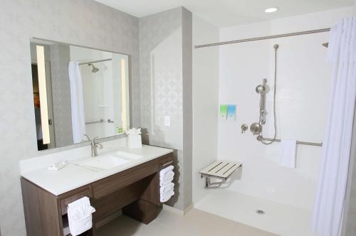 y baño blanco con lavabo y ducha. en Home2 Suites By Hilton Nampa, en Nampa