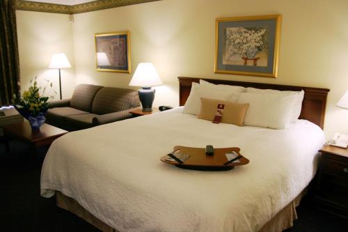 une chambre d'hôtel avec un lit et un plateau dans l'établissement Hampton Inn Williamston, à Williamston