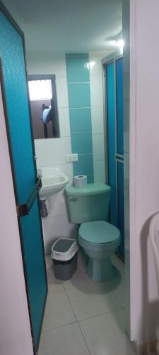 a bathroom with a toilet and a sink at Hospedaje El Jardín in San Agustín