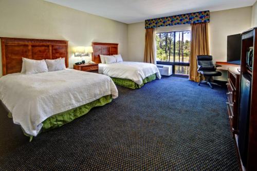 Una habitación de hotel con dos camas y un televisor. en Hampton Inn Quincy, en Quincy