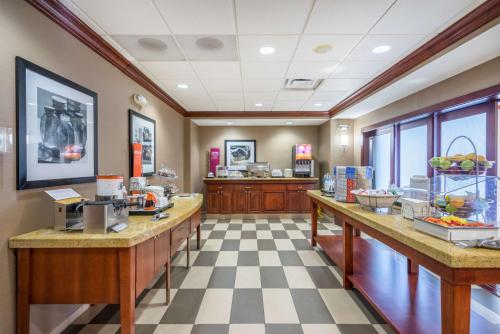 a lobby with a cafeteria with a food counter at Hampton Inn Middletown in Middletown