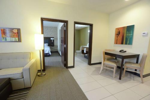 um quarto de hotel com uma mesa e um quarto em Home2 Suites by Hilton Edmond em Edmond