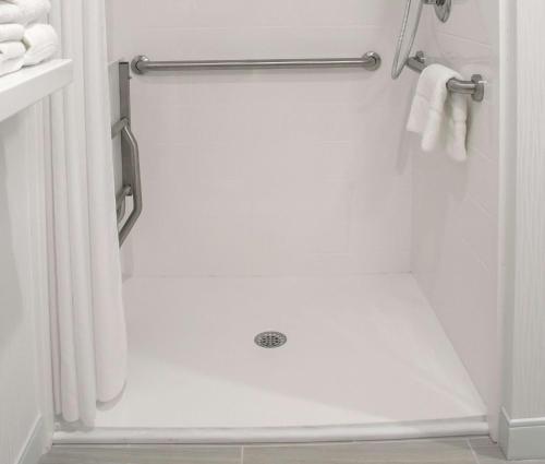 Bilik mandi di Hampton Inn Hartwell Ga