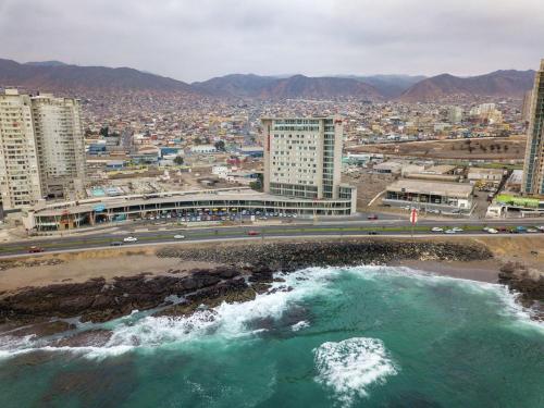 安托法加斯塔的住宿－Hampton By Hilton Antofagasta，享有带海滩和建筑的城市美景