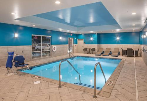 una piscina en una habitación de hotel con paredes azules en Hampton Inn Columbus en Columbus