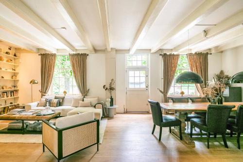 uma sala de estar com um sofá e uma mesa em Filion's Place em Roosendaal