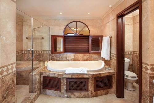 y baño con bañera y ducha. en Hilton Grand Vacations Club The Crane Barbados, en Saint Phillip