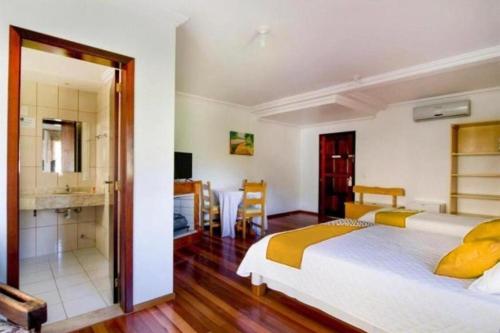 1 dormitorio con 1 cama grande y cocina en Hotel Parque en Nova Petrópolis