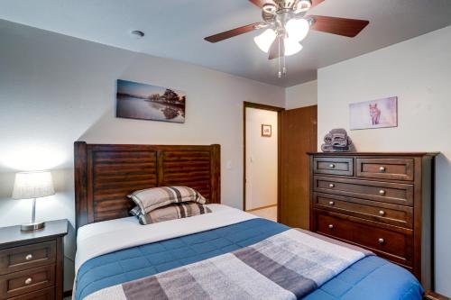 Una cama o camas en una habitación de Peaceful Nature Escape with Deck in North Pole!