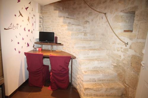 a room with a desk with a computer on it at Gîte Lorengrain in Bruyères-et-Montbérault