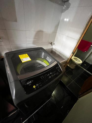 uma torradeira sentada numa casa de banho com um quarto em Aparta Suite Torre De Prado 401 em Medellín