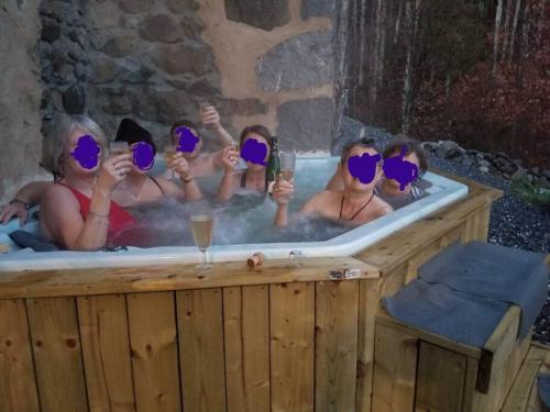 un grupo de personas en una bañera con espejos en Chalet de Creytoral en Arâches-la-Frasse