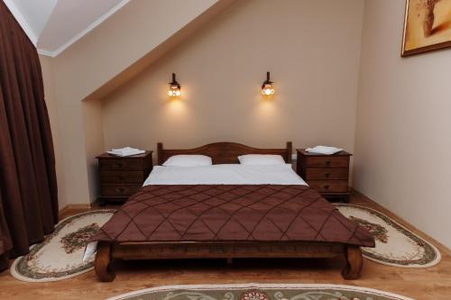 מיטה או מיטות בחדר ב-Готель Близниці