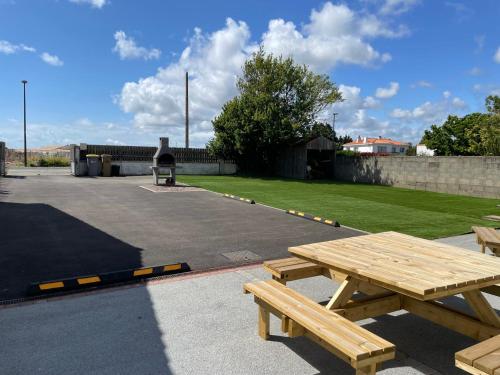 a picnic table on the side of a parking lot at Maison pour 1 à 6 personnes in Talmont-Saint-Hilaire