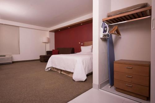 Ένα ή περισσότερα κρεβάτια σε δωμάτιο στο Hampton by Hilton Guadalajara Expo
