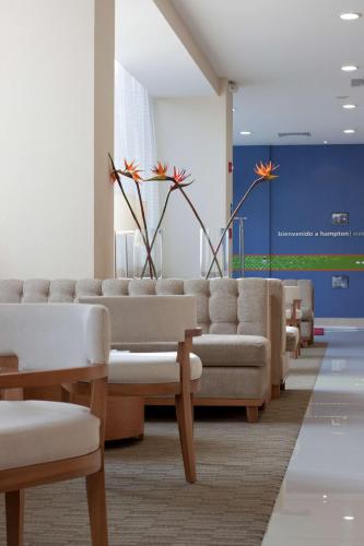 Χώρος καθιστικού στο Hampton by Hilton Guadalajara Expo