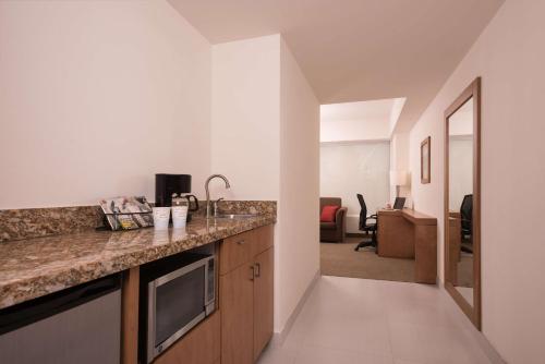 Η κουζίνα ή μικρή κουζίνα στο Hampton by Hilton Guadalajara Expo