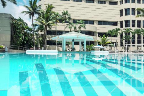 una piscina frente a un edificio en Hilton Colon Guayaquil Hotel, en Guayaquil