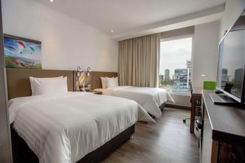 Cama ou camas em um quarto em Hampton By Hilton Lima San Isidro