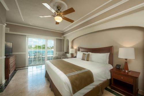 - une chambre avec un grand lit et un ventilateur de plafond dans l'établissement Villa Mercedes Curio Collection By Hilton, à Mérida