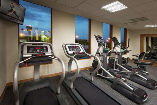 - une salle de sport avec plusieurs vélos cardiovasculaires en rangée dans l'établissement Hilton Garden Inn Monterrey Airport, à Monterrey