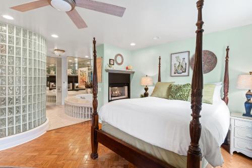 Postel nebo postele na pokoji v ubytování The Strand Oasis Boardwalk beauty with epic oceanfront views, charming interior, balcony & AC