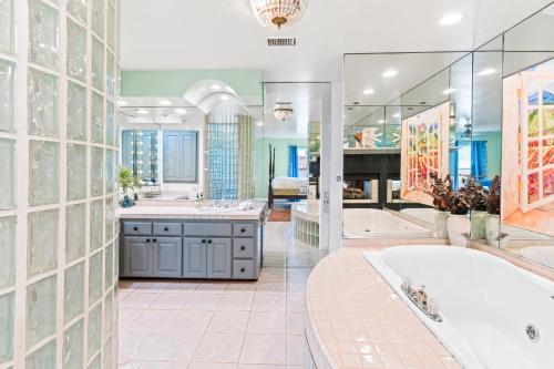 Koupelna v ubytování The Strand Oasis Boardwalk beauty with epic oceanfront views, charming interior, balcony & AC