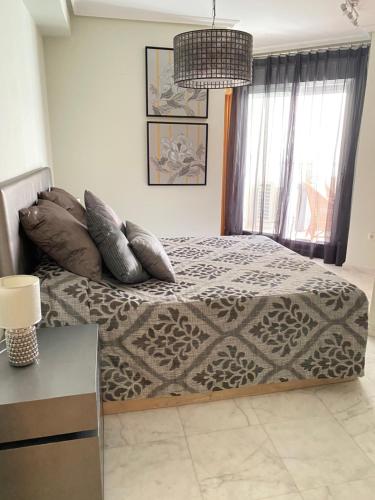 Katil atau katil-katil dalam bilik di Elegant 2-Bedroom Apartment in Benidorm with Private Pool and Scenic Garden Views