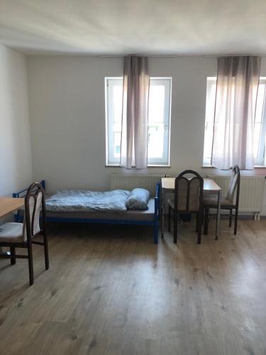 Schlafzimmer mit einem Bett, einem Tisch und Stühlen in der Unterkunft Apartment für Monteure in Leipzig