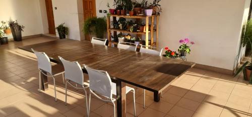 uma grande mesa de madeira e cadeiras num quarto em Casa Nostra em Imola