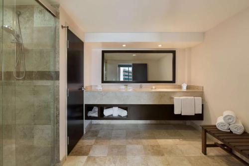 Koupelna v ubytování DoubleTree by Hilton Queretaro