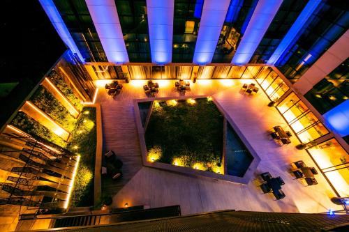 an overhead view of a building with a garden at Hilton Garden Inn Santiago Del Estero - 4 Estrellas in Santiago del Estero