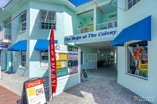 een gebouw met een bord dat de winkels van de kolonie leest bij Mermaid Themed Apartment with Private Balcony ON Flagler Avenue! Stroll to the Beach! in New Smyrna Beach
