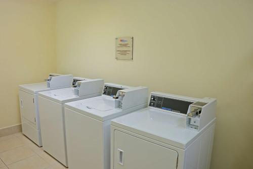 eine Reihe von Waschmaschinen und Trocknern in einem Zimmer in der Unterkunft Hilton Garden Inn Guanacaste Airport in Liberia